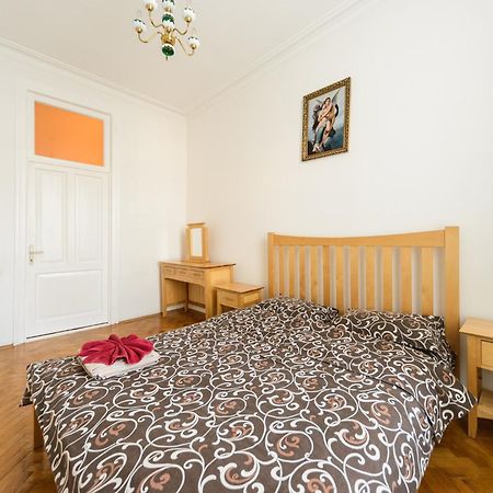 Apartment Near Arena City Kiev Bagian luar foto