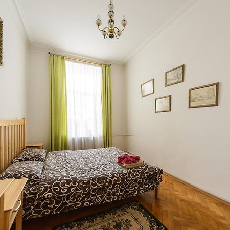 Apartment Near Arena City Kiev Bagian luar foto
