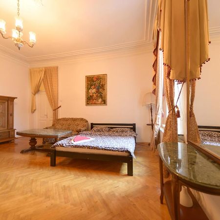 Apartment Near Arena City Kiev Bagian luar foto